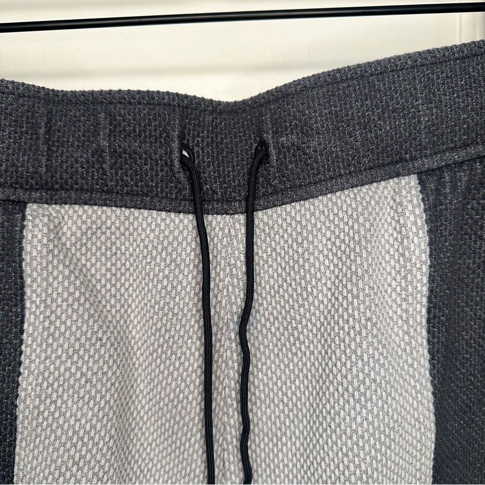 Under Armour Men's Large Drawstring Shorts Textured Waffle Fitted Gray - Picture 3 of 8